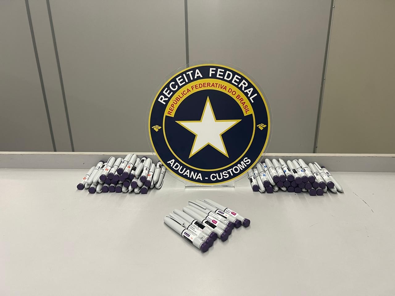 Receita Federal apreende 70 'canetas emagrecedoras' com casal no Aeroporto de Natal